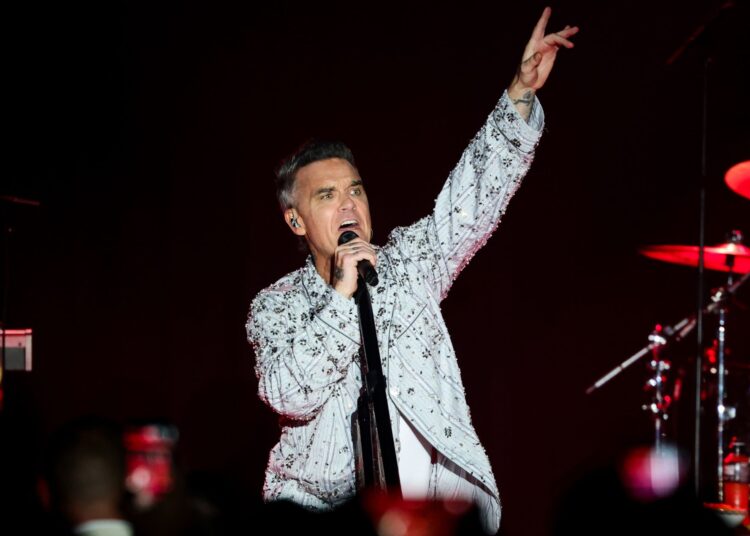 Robbie Williams compartilha nova versão do hino oficial da Fifa, 'Desire', com Nicole Scherzinger e Laura Pausini antes da final da Copa do Mundo