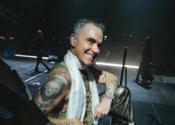 Robbie Williams explica o que caiu em seu microfone durante transmissão de TV ao vivo [Video] – Notícias 2oceansvibe