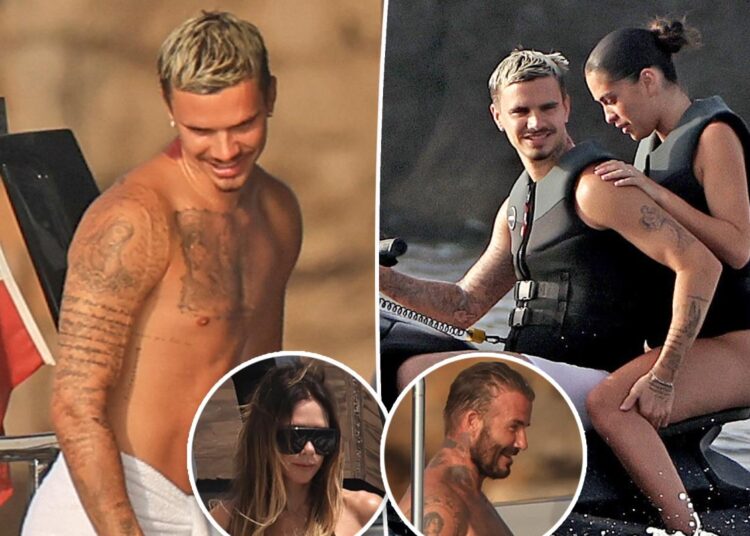 Romeo Beckham fica de cueca branca na fuga do iate da família Beckham em Ibiza