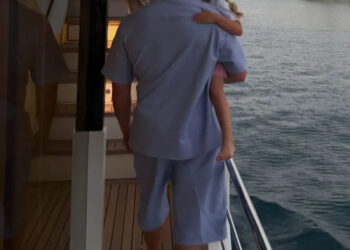 Rosie Huntington-Whiteley compartilha fotos raras de Jason Statham com seus dois filhos para comemorar o 59º aniversário do ator