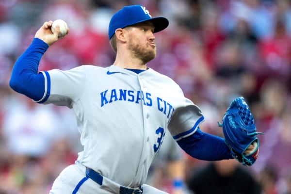Royals RHP Stephen Kolek (flexor) ferido em uma missão de reabilitação, colocado em IL