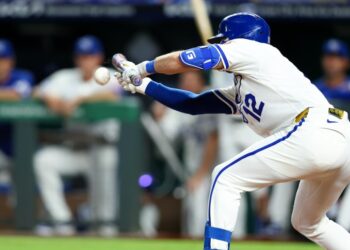 Royals derrotam Giants com squeeze bunt na vitória por 4-3