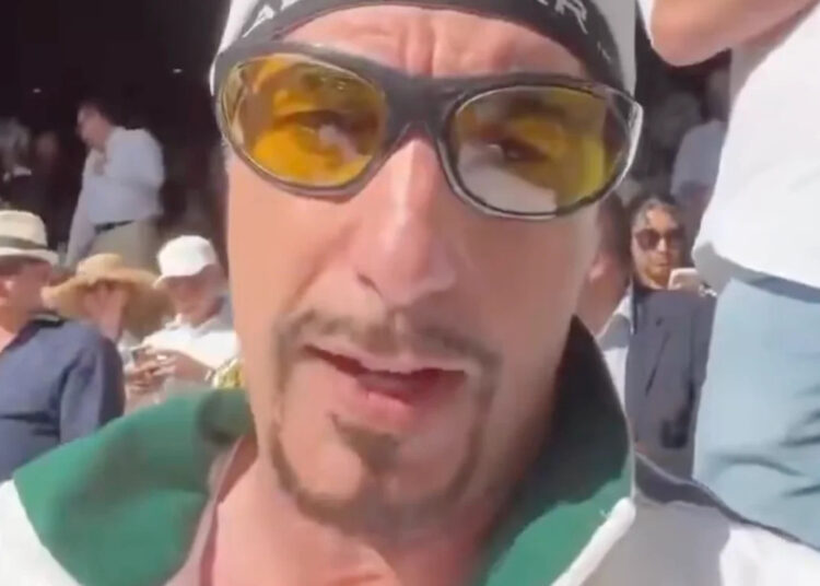 Sacha Baron Cohen sob ataque por façanha pública em Wimbledon no domingo