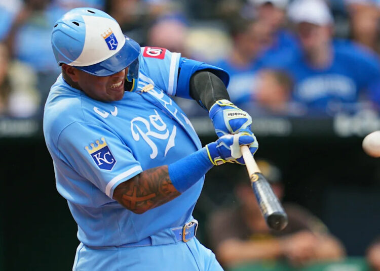 Salvador Perez empata o recorde de home run da franquia com seu 317º na vitória do Royals sobre o Giants por 5-4