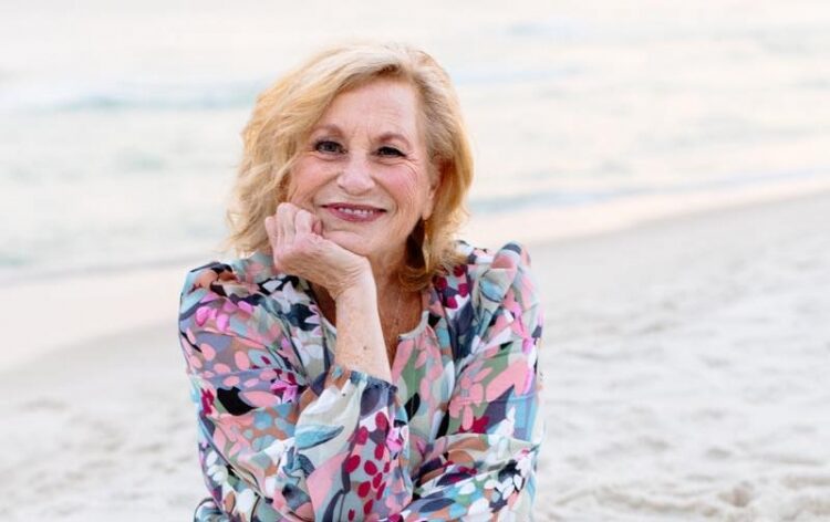 Sandi Patty fica emocionada quando Natalie Grant homenageia seu 70º aniversário - e provoca novas músicas poderosas