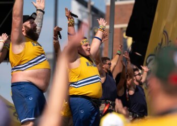 Savannah Bananas trazem energia para Kinnick antes do primeiro arremesso