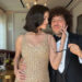 Selena Gomez brilha em ouro com o marido Benny Blanco no casamento da melhor amiga Taylor Swift e Travis Kelce