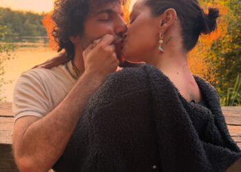 Selena Gomez compartilha fotos pessoais de seu verão com Benny Blanco - e look do casamento de Taylor Swift