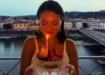 Selena Gomez posta fotos de aniversário que Benny Blanco tirou e reflete sobre completar 34 anos