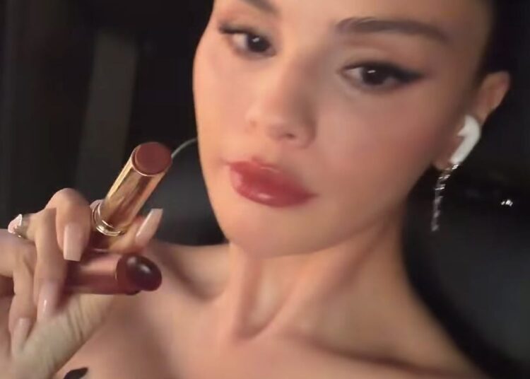 Selena Gomez revela sua roupa para o jantar de ensaio de Taylor Swift depois de viajar de Londres para participar