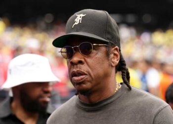 Show de Jay-Z no Yankee Stadium foi adiado por horas depois que fãs sem ingressos apressaram a entrada