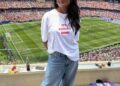 Simone Ashley e Laufey mostram seu estilo de Copa do Mundo no SoFi Stadium
