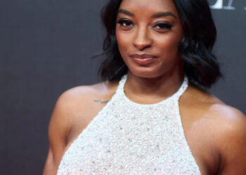 Simone Biles deslumbra com vestido recortado ousado para o casamento de Taylor Swift
