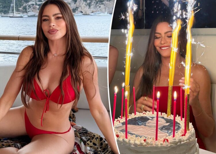 Sofía Vergara impressiona de biquíni em brasa ao comemorar 54 anos na Itália