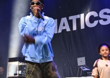 Stormi, filha de Kylie Jenner e Travis Scott, se junta ao pai no palco