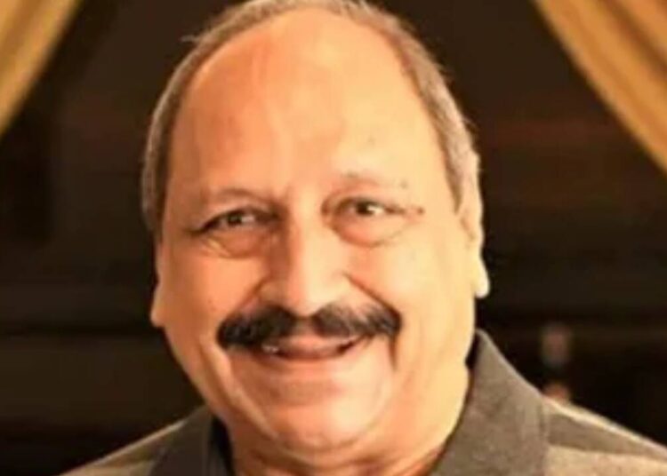 Sudhir Pandey critica custos de comitiva e diz que o valor gasto em água engarrafada é suficiente para fazer um filme de pequeno orçamento: 'Estrelas que chegam com um comboio inteiro parecem muito falsas' |