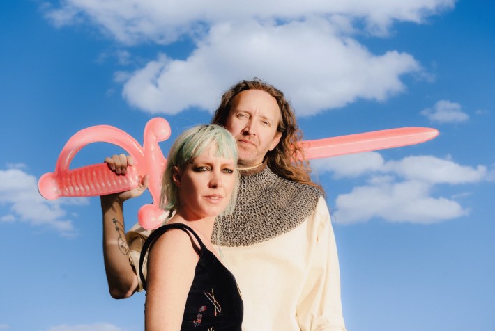 Sylvan Esso anuncia novo álbum ‘Ow ∞’: Ouça “Concrete Glen”