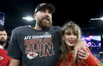 Taylor Swift e Travis Kelce pedem pizza para convidados do casamento