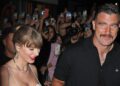 Taylor Swift usa vestido Markarian sem alças para casamento com Travis Kelce