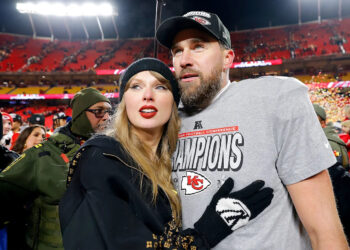 Tony Romo compareceu ao casamento de Taylor Swift e Travis Kelce após comentários virais sobre relacionamento