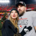 Tony Romo compareceu ao casamento de Taylor Swift e Travis Kelce após comentários virais sobre relacionamento
