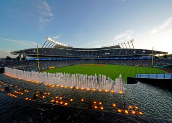 Torcedor do Royals é levado sob custódia após pular na fonte para o home run de Salvador Perez, que bateu o recorde