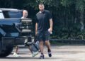 Travis Kelce sai usando sua aliança de casamento pela primeira vez!