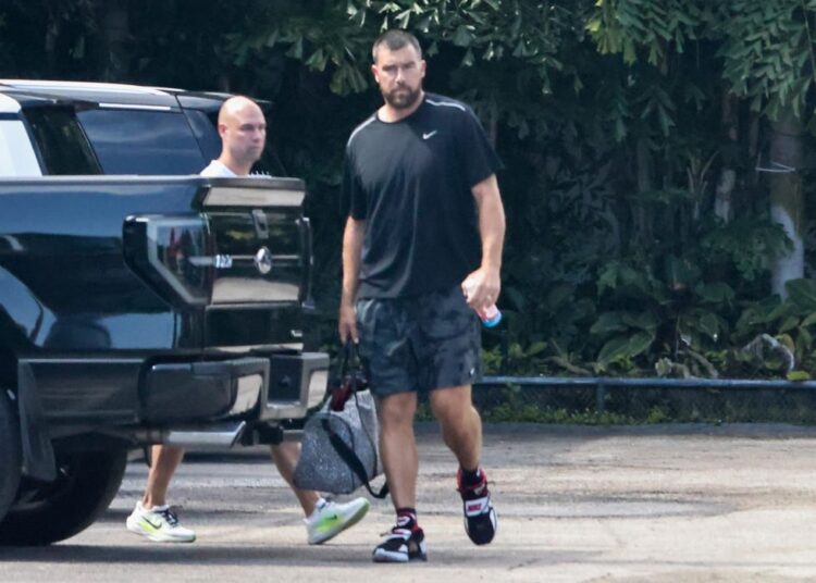Travis Kelce sai usando sua aliança de casamento pela primeira vez!