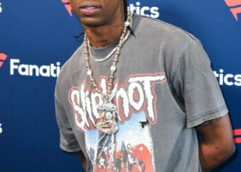 Travis Scott vinculado ao caos de lançamento de garrafas em clube de Nova York