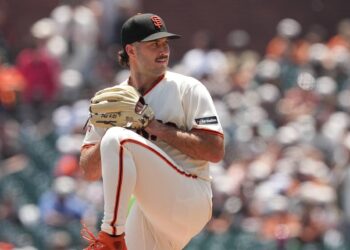 Trevor McDonald, titular do Giants, sentindo o calor contra o Royals