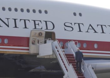 Trump mostra seu novo jato Jumbo de US$ 400 milhões que solicitou à família real do Catar