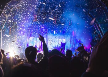 Turismo musical atingiu recorde de £ 11,2 bilhões em 2025, afirma música do Reino Unido