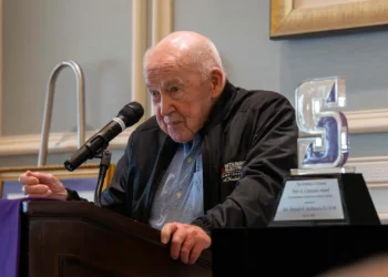 Universidade homenageia Rev. Bernard R. McIlhenny, SJ, com Prêmio Carlesimo