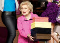 Valerie Bertinelli diz que ainda se sente atrasada na 'aura' da co-estrela de Cleveland, Betty White
