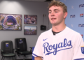 Veterano de 100 anos da Segunda Guerra Mundial lança o primeiro arremesso no jogo do Royals em 4 de julho