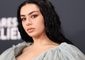 Você tem que sintonizar a nova música de Charli xcx, “Camera”