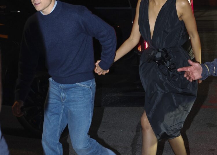 Zendaya e Tom Holland usavam roupas contrastantes para encontros noturnos