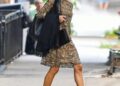 Zoë Kravitz faz uma declaração não convencional com seu minivestido de convidada de casamento