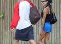 Zoë Kravitz usa um par de shorts Adidas enrolados em um passeio casual com Harry Styles