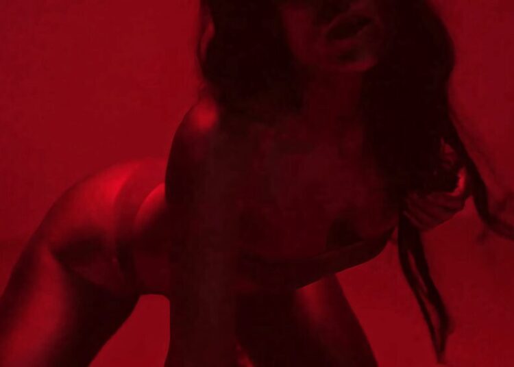 Zora Jones compartilha novo single picante 'ULTRAFREAK' | Notícias