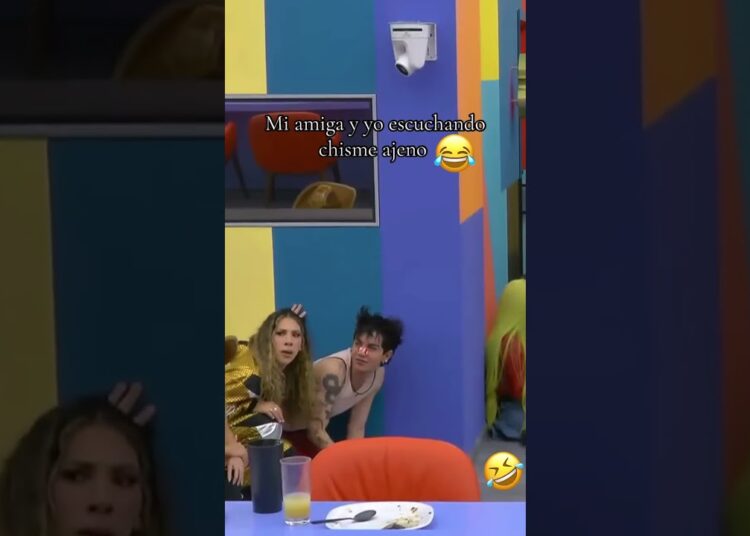 Mi amiga y yo, escuchando chismes ajenos ￼