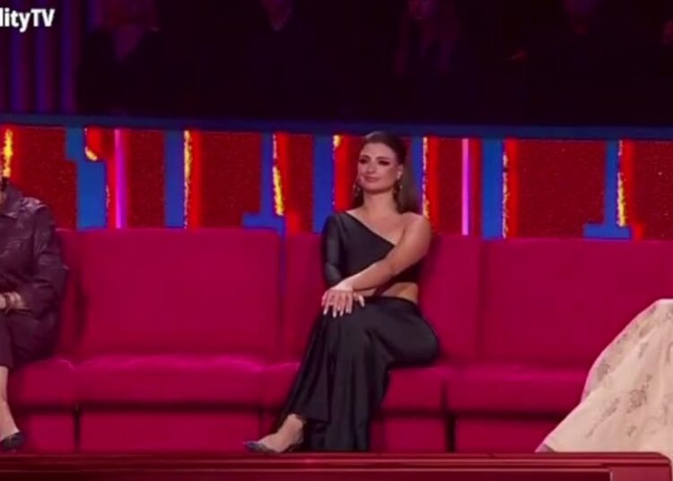 ¡JULIA LE PREGUNTA A LAURA ZAPATA QUE SI LE GUSTA JOS!🔥#LACASADELOSFAMOSOS#TELEMUNDO