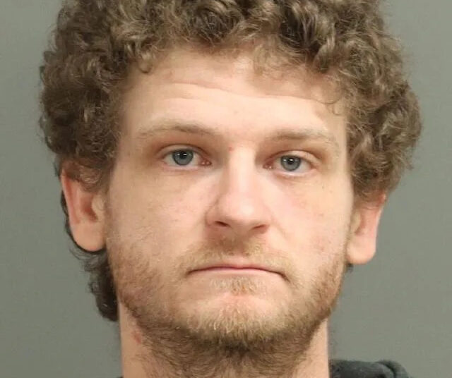 El actor Ethan Jamieson fue arrestado por presuntamente agredir a tres hombres con un arma mortal con la intención de matar, informó TMZ. Departamento de policía de Raleigh