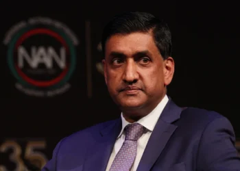 El representante Ro Khanna observa durante la Convención Nacional de la Red de Acción Nacional en Nueva York, el 8 de abril.