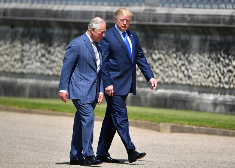 El presidente estadounidense Donald Trump es recibido por Charles en Londres en 2019.