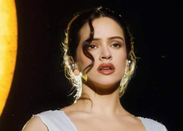 Así ha debutado Rosalía en 'Euphoria': en un club de striptease, insultando en castellano y un objeto peculiar