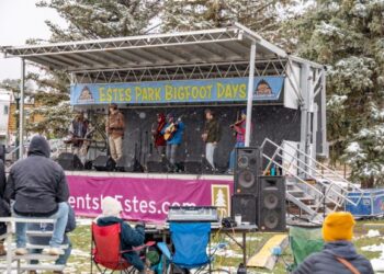 Los asistentes al festival escuchan a una banda en el Festival Bigfoot Days 2025 en el centro de Estes Park. (Cortesía de la ciudad de Estes Park)