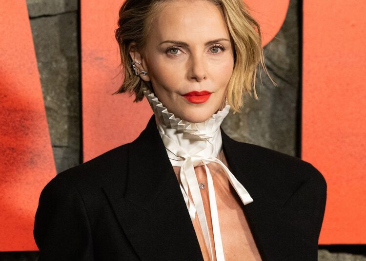 Charlize Theron escalando rocas con su hija August
