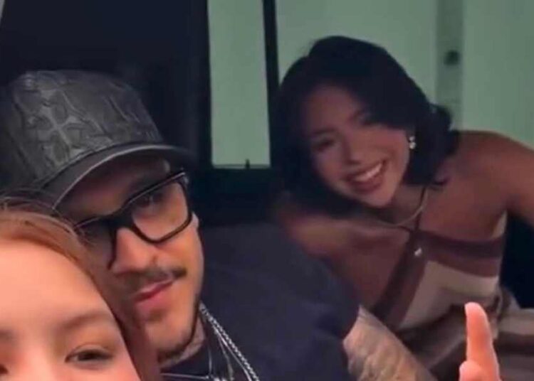 Christian Nodal y Ángela Aguilar llegan juntos a Hermosillo