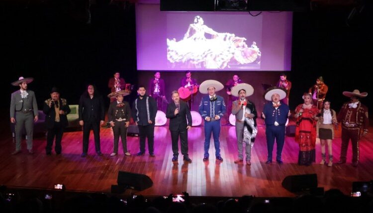 A la izquierda, Rafael Negrete en una intervención solista en el Palacio de la Música. Sobre estas líneas, en el cierre con los demás participantes en la velada, que interpretan “México lindo y querido”